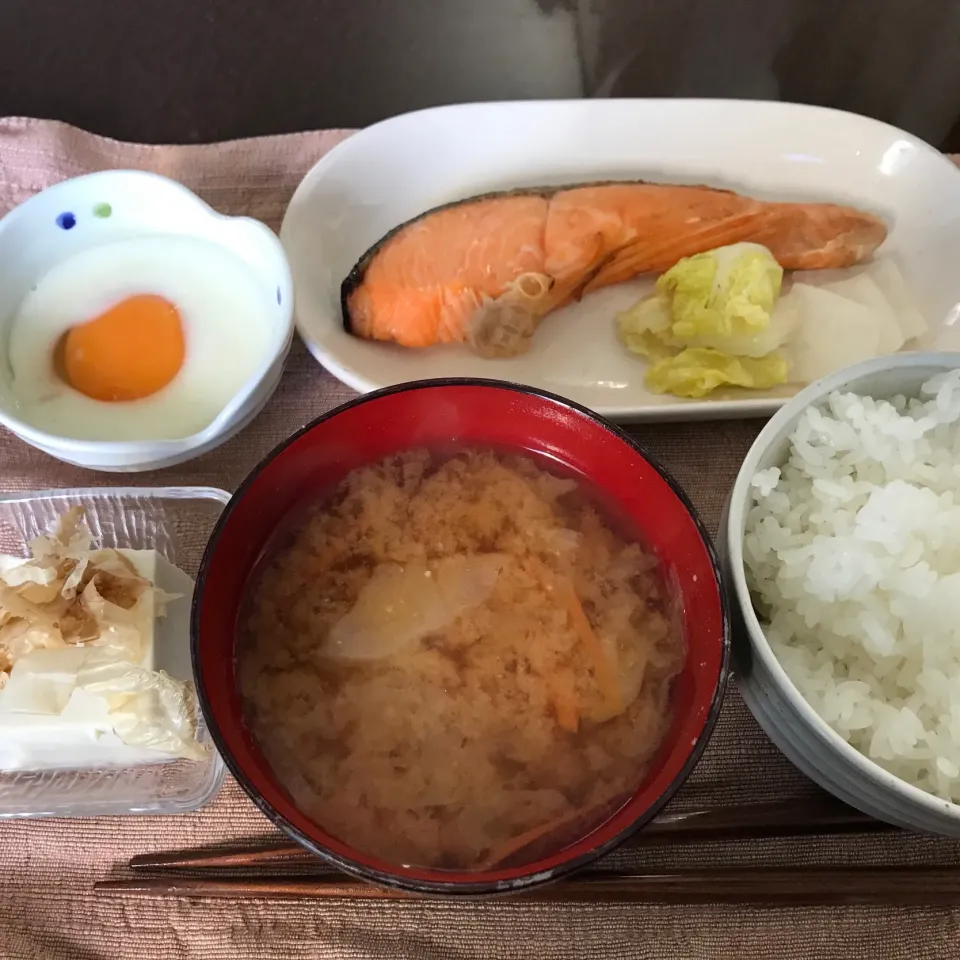 焼鮭、温玉、奴、野菜のお味噌汁|純さん