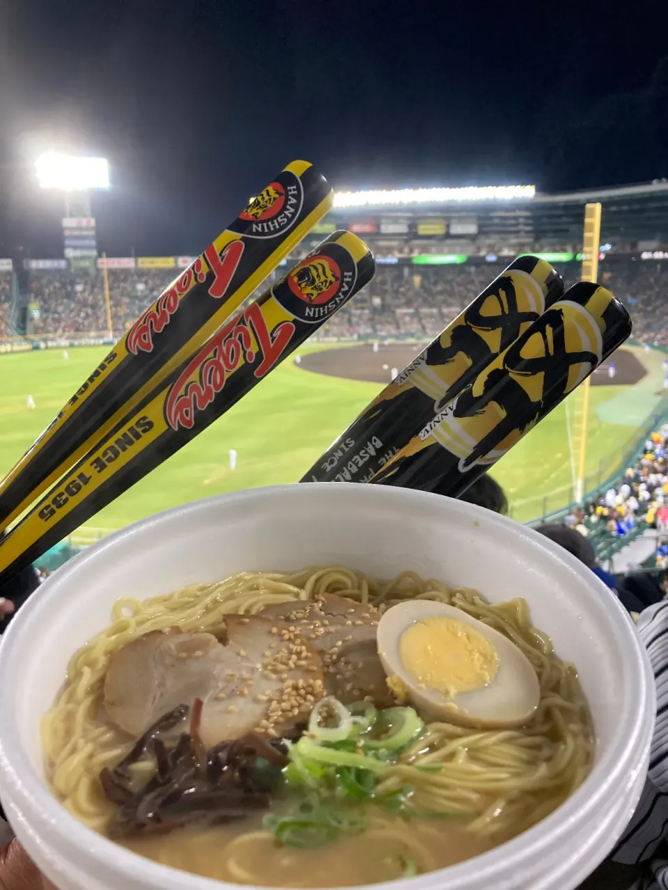 Snapdishの料理写真:11月11日晩ご飯。甲子園最終戦！梅ちゃんの豚骨ラーメン大盛り。甲子園最終戦も勝ちますように🐯|あやさん