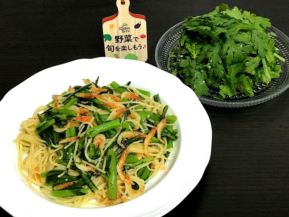 Snapdishの料理写真:春菊のサラダと春菊の茎と桜えびのパスタ🍝|てんのすけさん