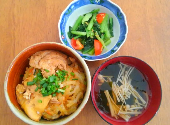 １１月８日　かき揚げたまごとじ丼　小松菜とトマトの酢みそあえ　えのきとわかめのお吸い物|いもこ。さん