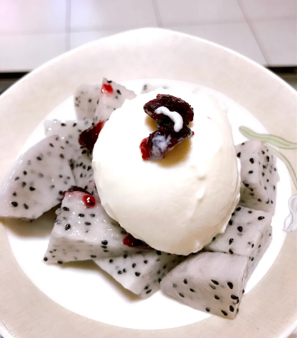 火龍果優格 with some berries jam|SPJWUさん