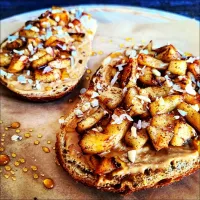 Snapdishの料理写真:Almond Butter Apple Toast|Jbunny Caféさん