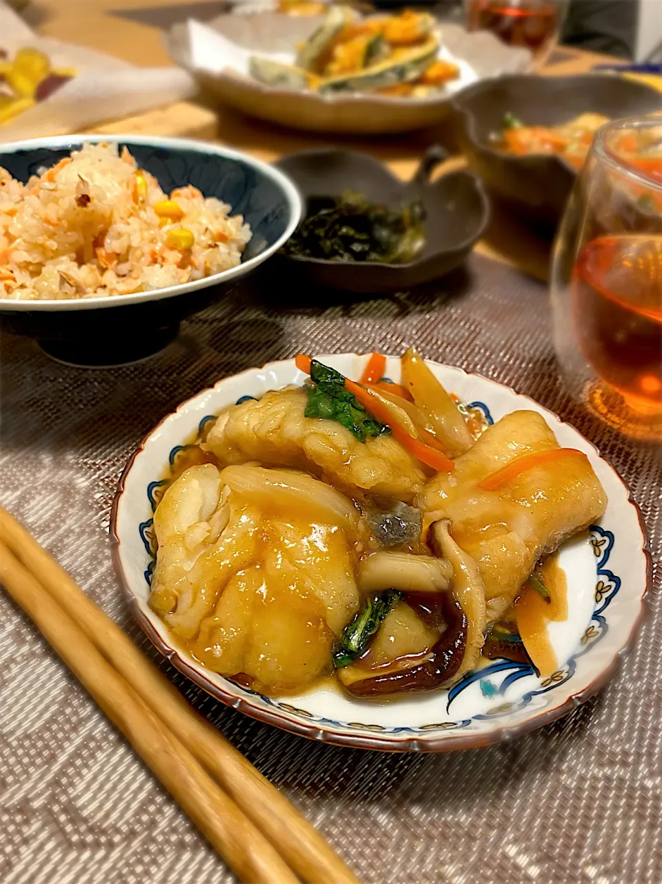 Snapdishの料理写真:タラと野菜の中華あんかけ　鮭とコーンのバター醤油ごはん　かぼちゃの天ぷら　芋けんぴ|エトフさん