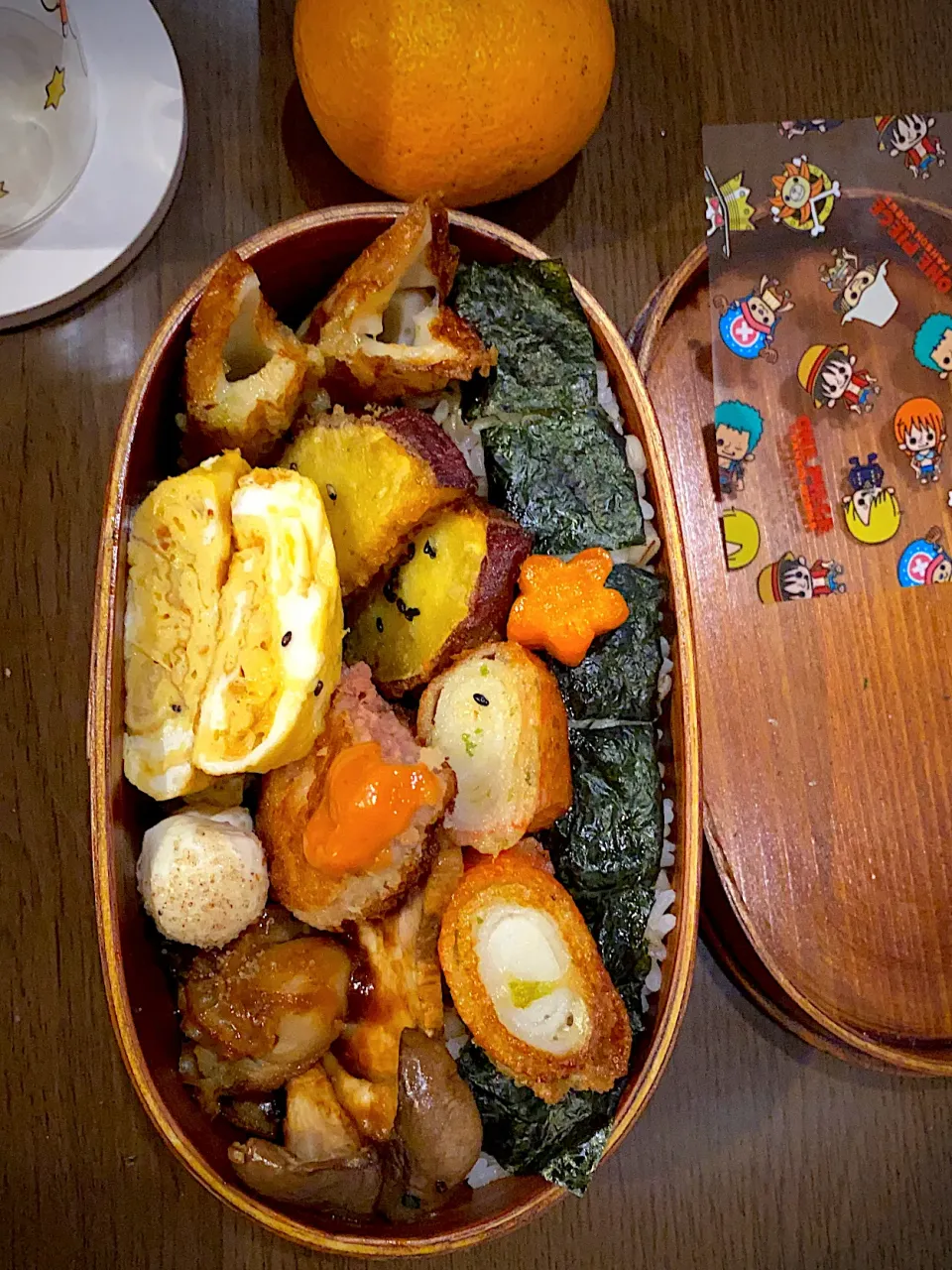 お弁当🍱　海苔弁　鰹ふりかけ　焼き海苔　カニかまと竹輪の磯辺揚げ薩摩芋の青海苔天ぷら　胡麻塩　ハムカツ　オーロラ辛ソース　干し海老の出し巻き卵　花形人参甘煮　煮豚　玉ねぎ醤油ダレ　帆立ロースト　エリンギロースト　モッツァレラチーズ　藻塩　オリーブオイル　みかん　麦茶|ch＊K*∀o(^^*)♪さん