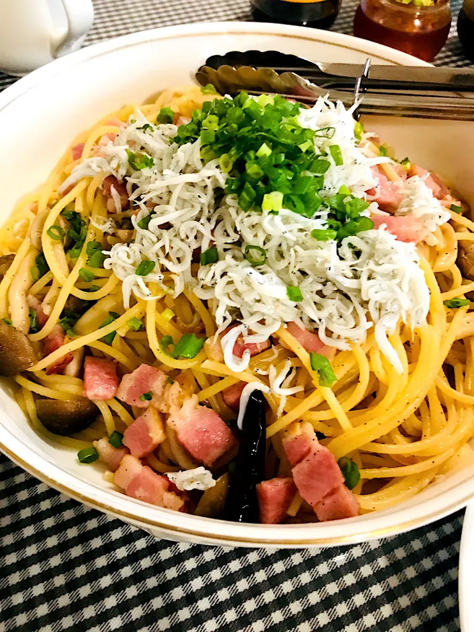 Snapdishの料理写真:☆水曜日の朝パスタ☆しめじベーコンのシラスのっけ|静香さん