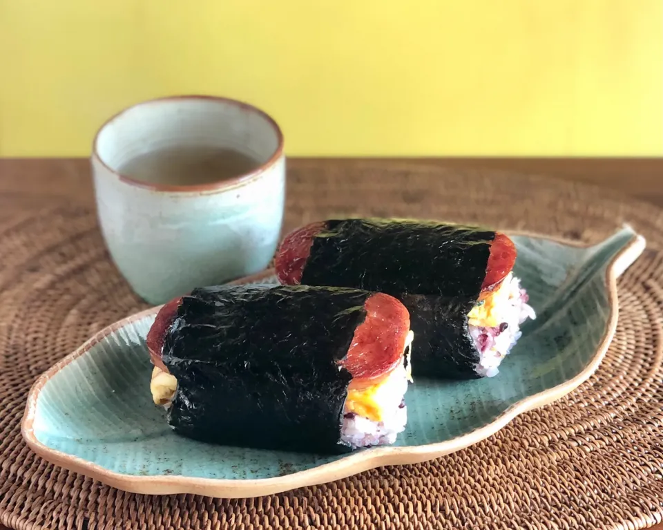 胡瓜入りのスパムにぎり、15穀米で。　　　ジャスミン茶であったまる(^^)             Spam rice balls, with 15 grains of rice|マユマユさん