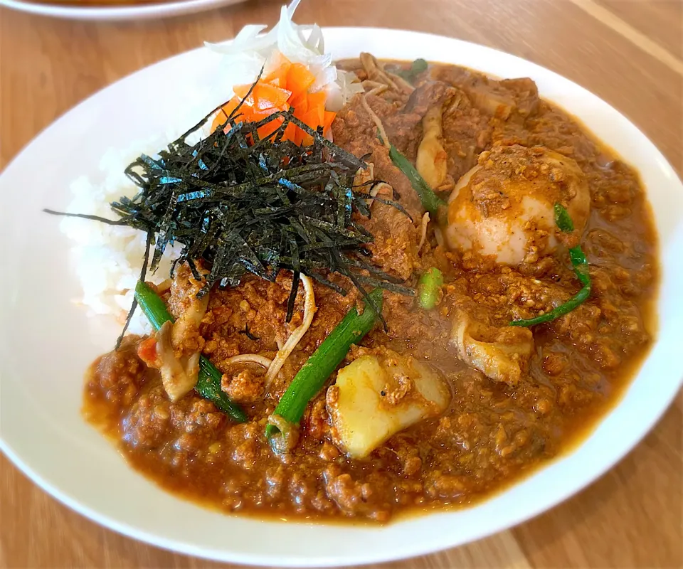 Snapdishの料理写真:クラシックキーマ、野菜入り、味玉トッピング🥚|buhizouさん