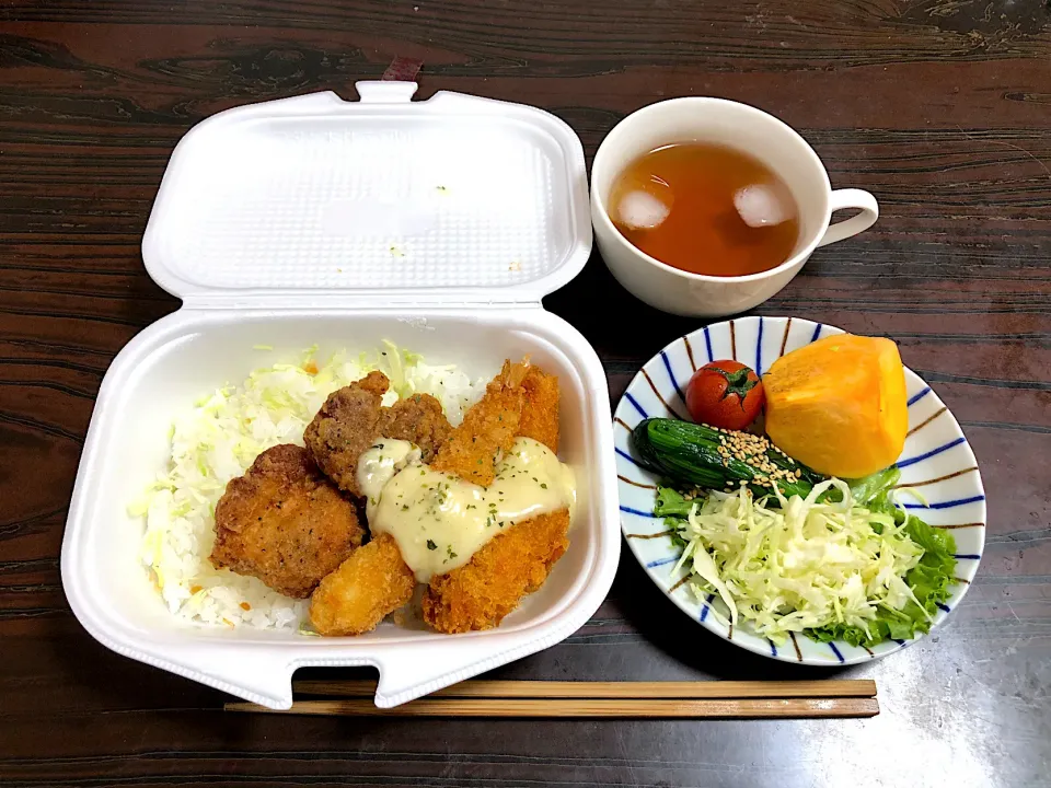 #カキフライのっけ弁当、#サラダ、#ほうれん草のお浸し、#富有柿、#ほうじ茶|tatsuya_kidさん