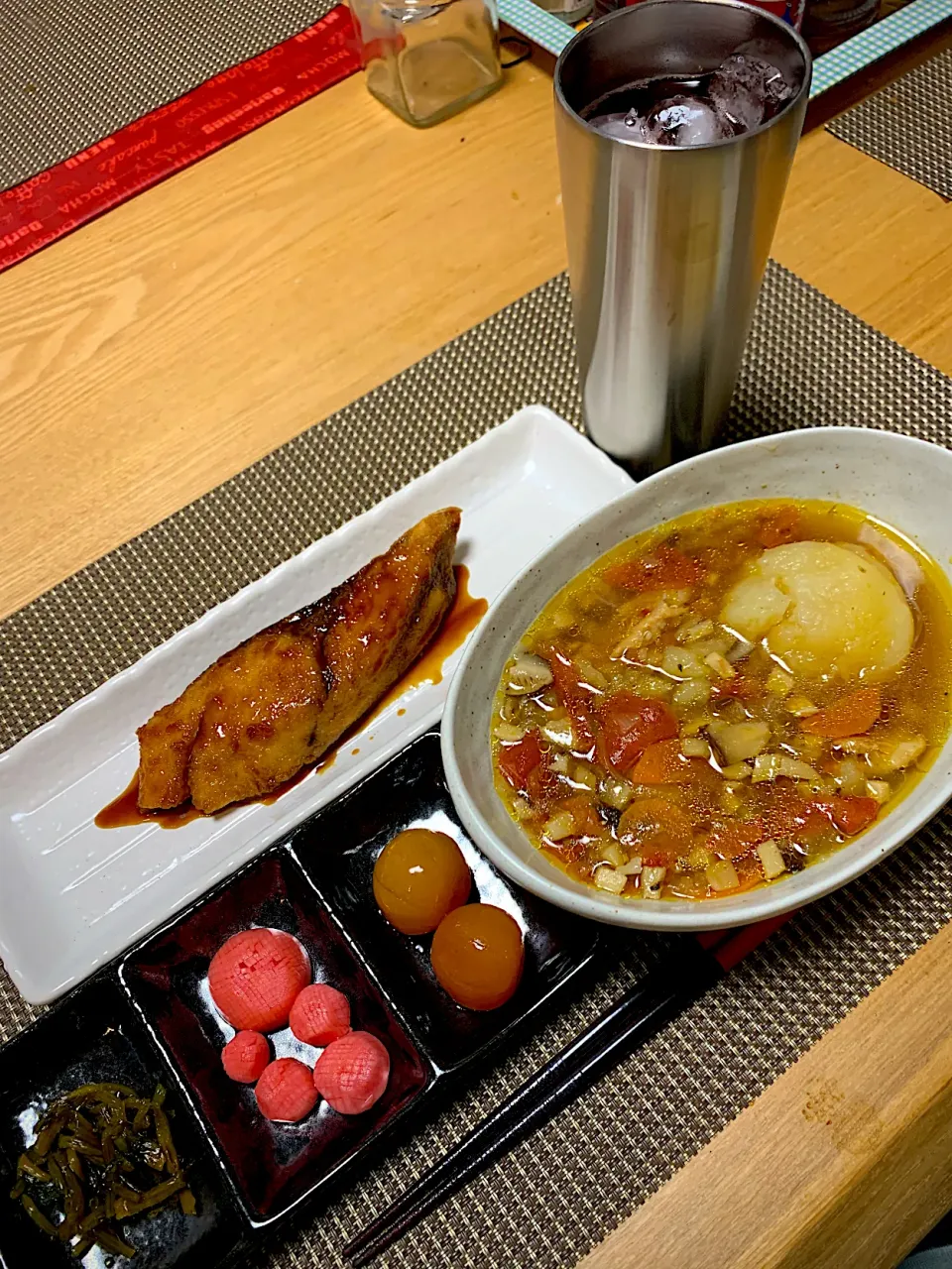 はまちの照り焼き/トマトスープ/野沢菜風/ラディッシュと蕪のピクルス/金柑の甘露煮|&しーさん