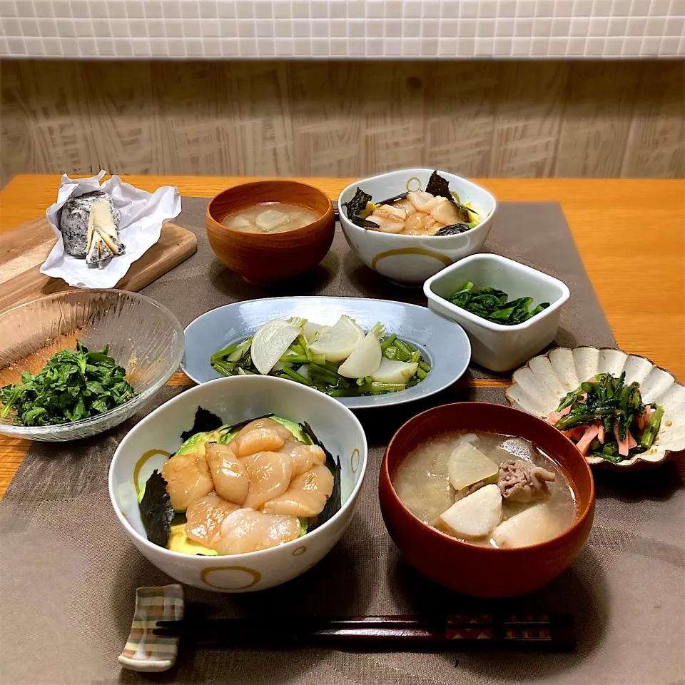 Snapdishの料理写真:帆立アボカド丼と旬野菜の晩ごはん|むぎこさん