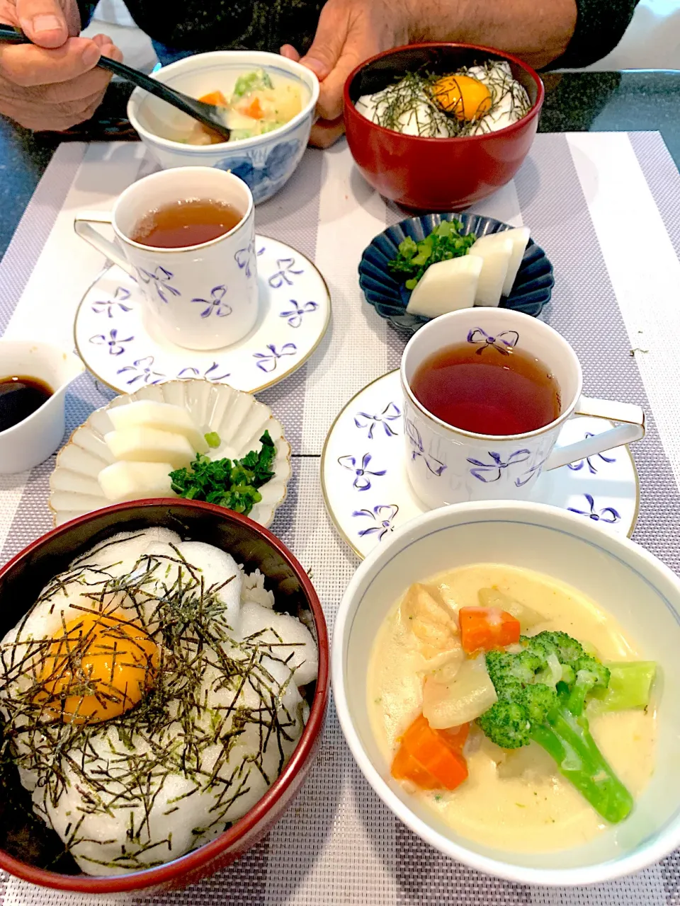 Snapdishの料理写真:淡雪白身の卵かけ月見ご飯|シュトママさん