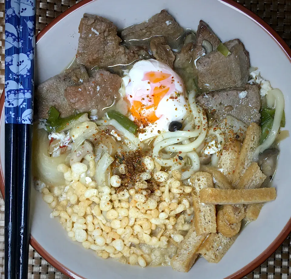 豚レバー煮込みうどん|すくらんぶるえっぐさん