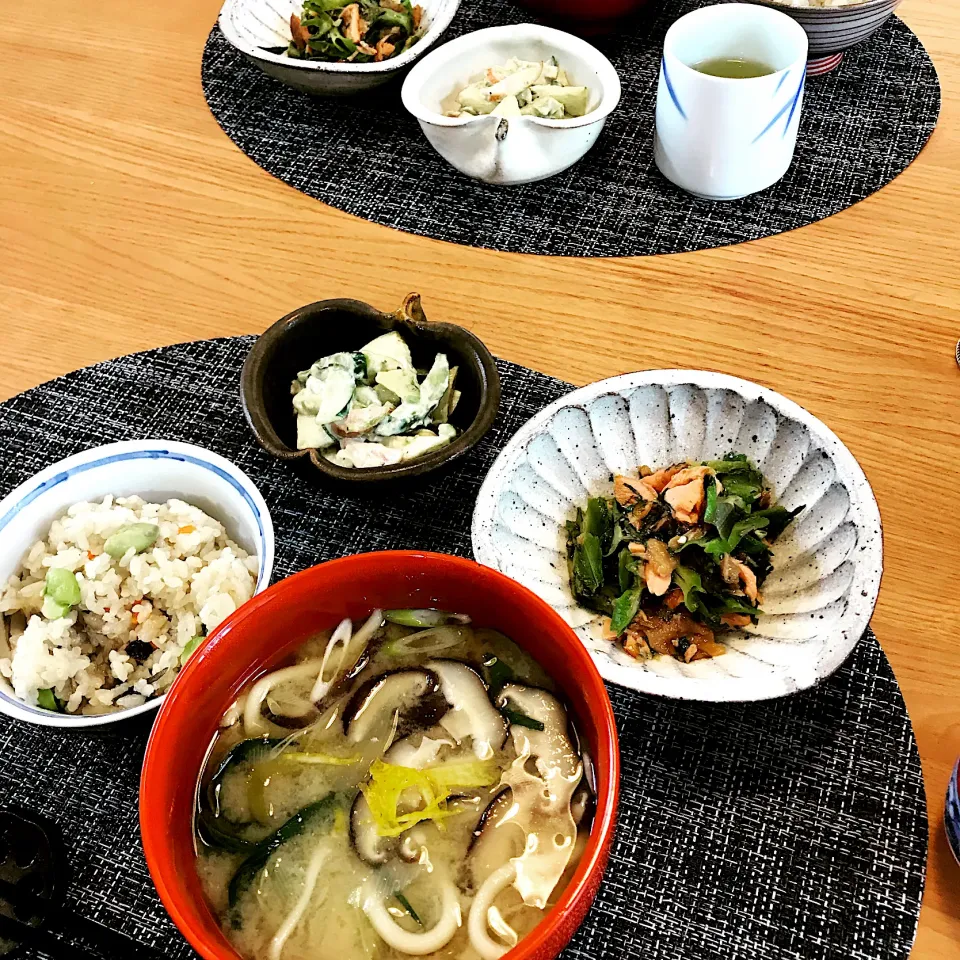 お昼ご飯　味噌汁うどん…柚刻み入れ　炊き込みご飯　🍎とアボカドきゅうりのサラダ　うりずん豆と鮭を梅干しと海苔の佃煮で味付け|sobacoさん