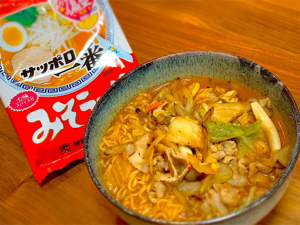 Snapdishの料理写真:即席麺で韓国風ラーメン！|ふくすけ食堂さん