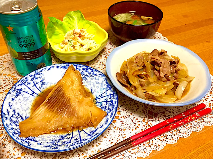 生ラムと野菜の炒め物
カスベの煮付け
マカロニサラダ
お味噌汁
 (なめこ わかめ 長ねぎ 大根おろし
缶チューハイ
 SAPPORO
 CHU-HI99.99|🌻ako ·͜·♡peco🌻さん