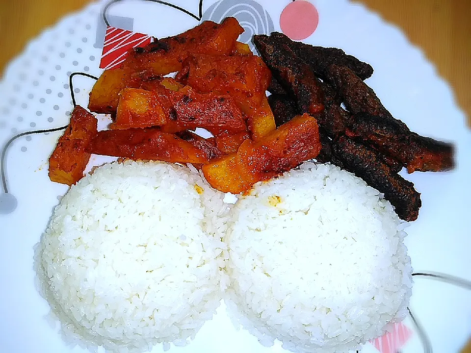 Snapdishの料理写真:Rice and sweet potato with meat and rice rissole in tomato sauce.|Abdoさん