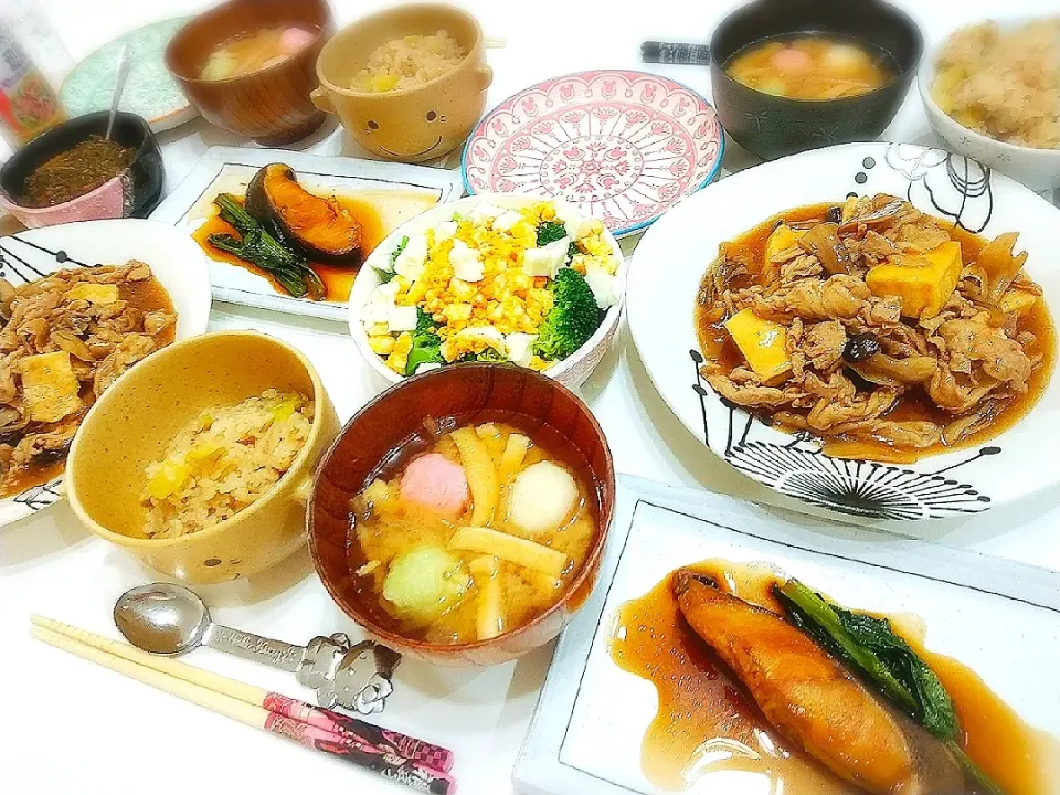 夕食(*^^*)
さつまいもごはん(バター醤油風味)
揚げ出し豆腐と豚肉のきのこあんかけ
銀ダラ煮付け
ブロッコリーとチーズの卵サラダ
めかぶの松前漬け
お味噌汁(大根、油揚げ、三色団子)|プリン☆さん