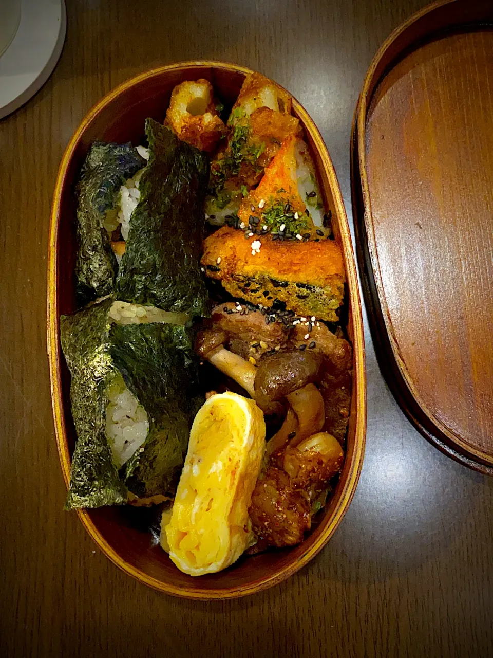 お弁当🍙　鮭おにぎり　焼き海苔　干し海老の出し巻き卵　帆立ロースト　七味唐辛子　牛ステーキ　ガーリックペッパー　しめじロースト　焦がし醤油　かぼちゃの青海苔天ぷら　カニかまと竹輪の磯辺揚げ　みかん　麦茶|ch＊K*∀o(^^*)♪さん