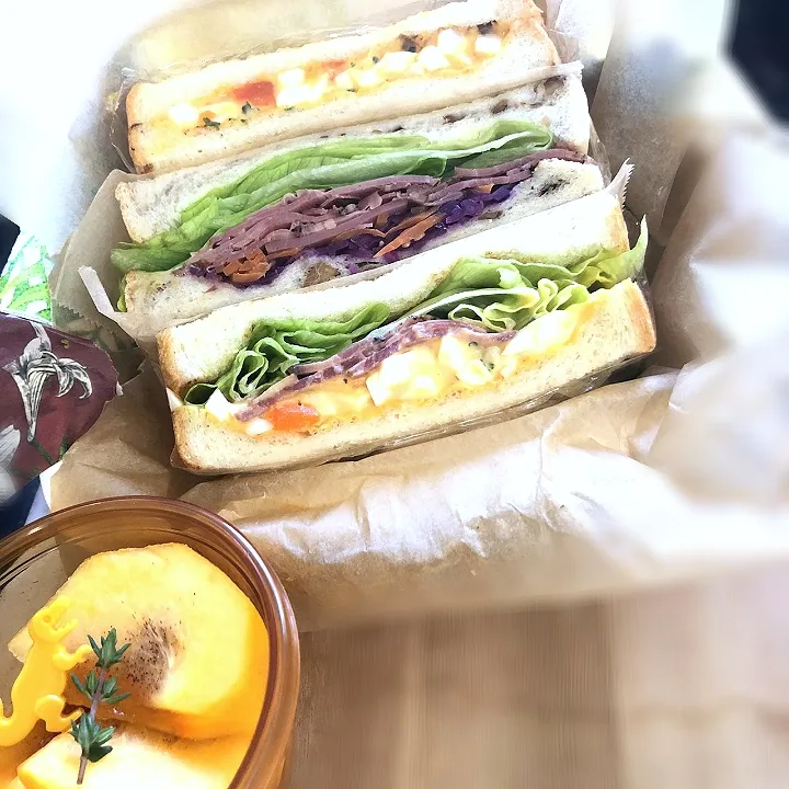 Snapdishの料理写真:土曜お弁当🥪サンドイッチ🦖|ひろさん