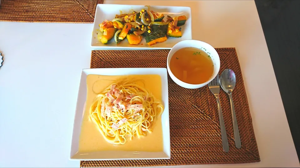 今日の昼食 塩麹カルボナーラ、ジャーマンかぼちゃ、コンソメスープ|pinknari🐰🌈さん