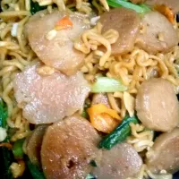 Snapdishの料理写真:mie goreng bakso|Maria Tjenさん