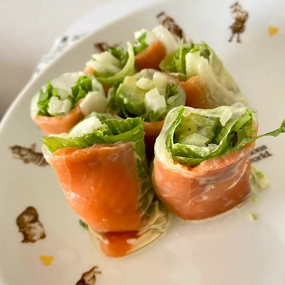 スモークサーモンとアボカドの生春巻き🥑|りさこさん