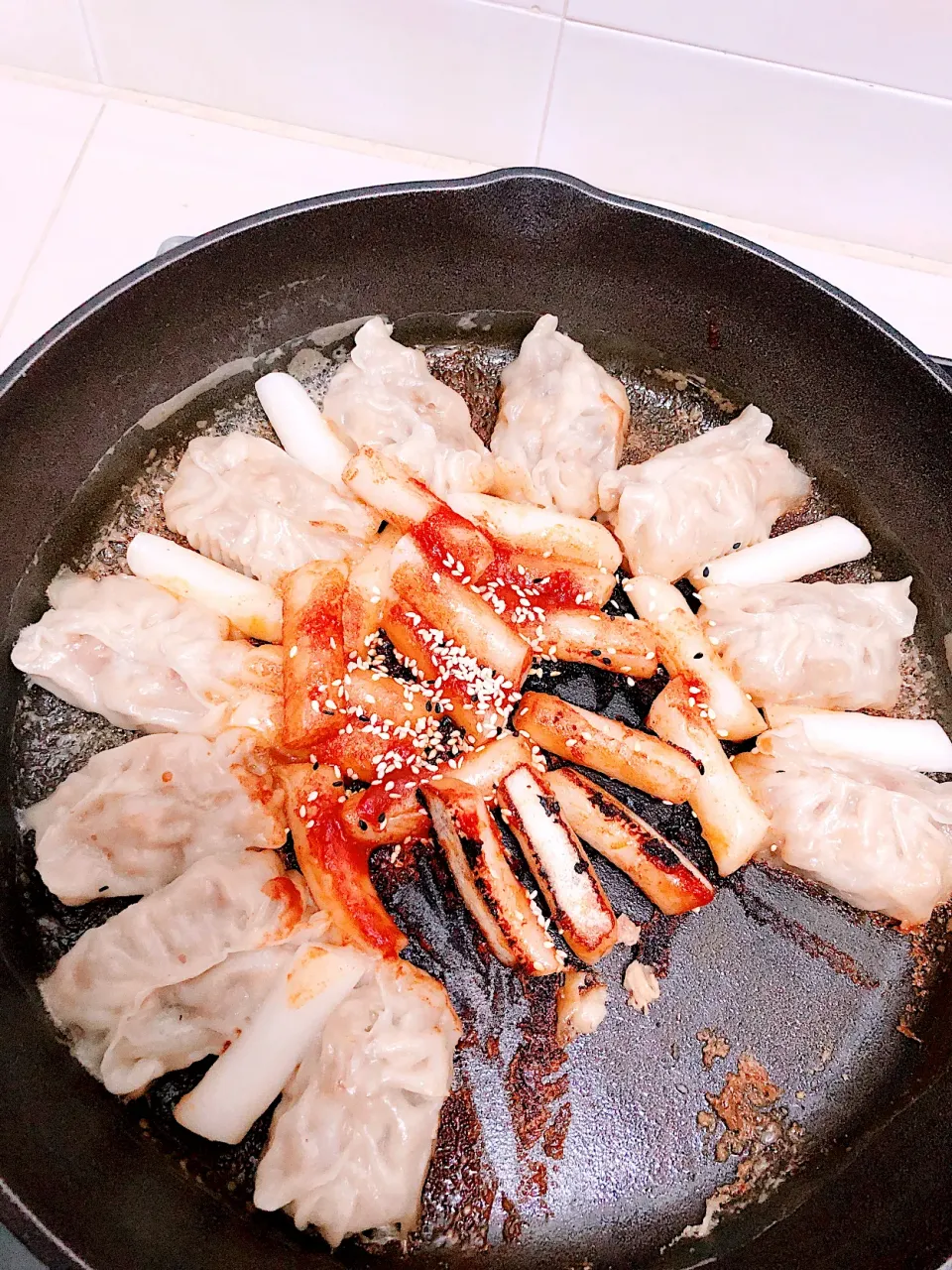 One Pan Pot Stickers & Tteok 😋❤️ Cooked frozen together. Crispy bottom!|Indulgeさん