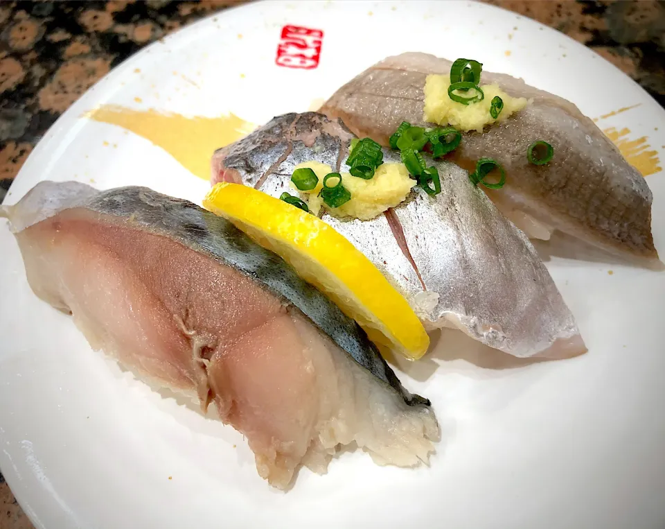 光三貫盛（生あじ、生いわし、〆鯖）
sliced fish with the silver skin left on/3pc|ゆうじ.さん