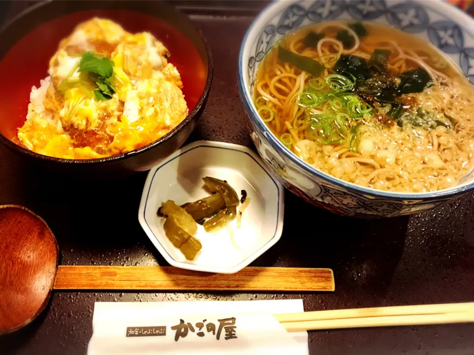 Snapdishの料理写真:小ぶり豚フィレかつ丼とお出汁そば ¥1,089|Blue Moon Caféさん