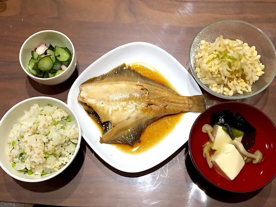 Snapdishの料理写真:大根の炊き込みご飯 カレイの煮付け 豆腐としめじのお吸い物 大根の出汁天和え たこの酢の物|おさむん17さん