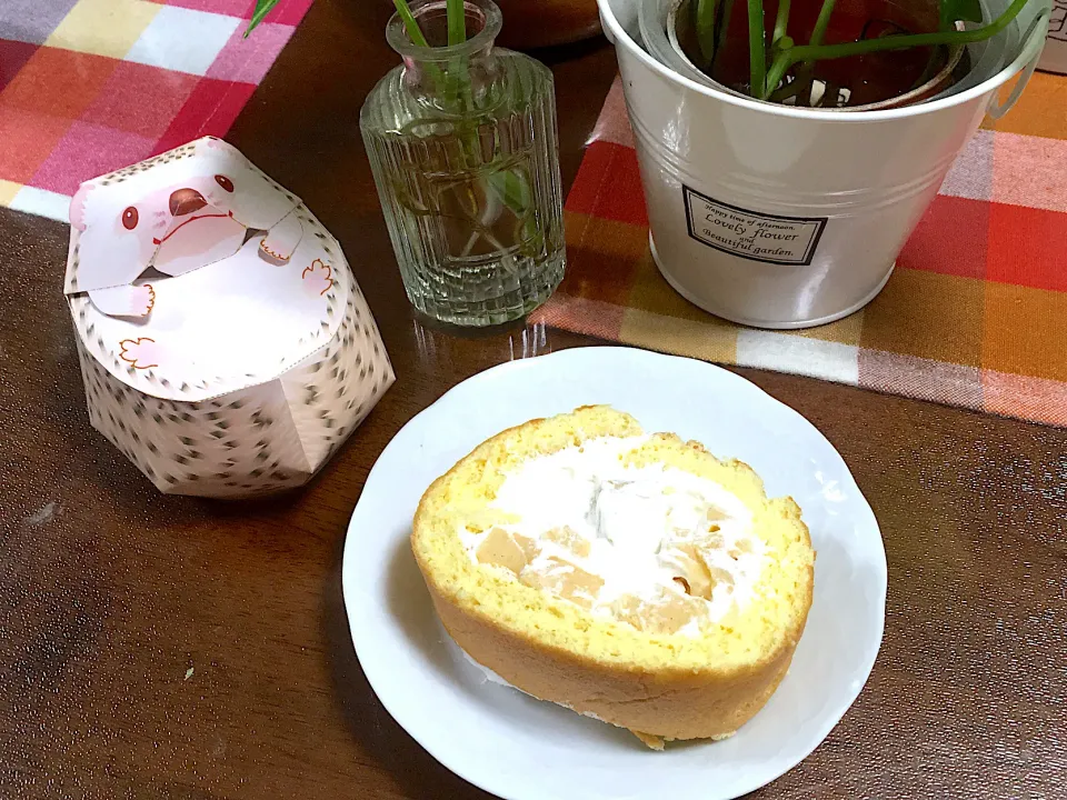 Snapdishの料理写真:りんご生クリームロールケーキ|るるうささん