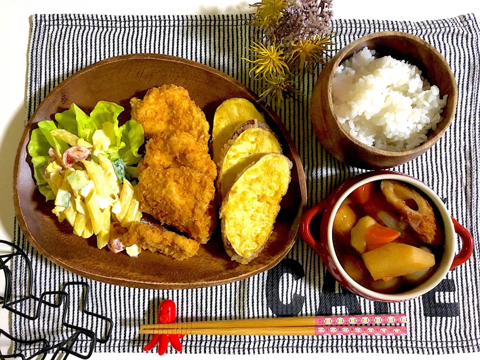 Snapdishの料理写真:チキンカツ、さつまいもの天ぷら、大根とじゃがいもの煮物、ペンネのデリサラダ|syamさん