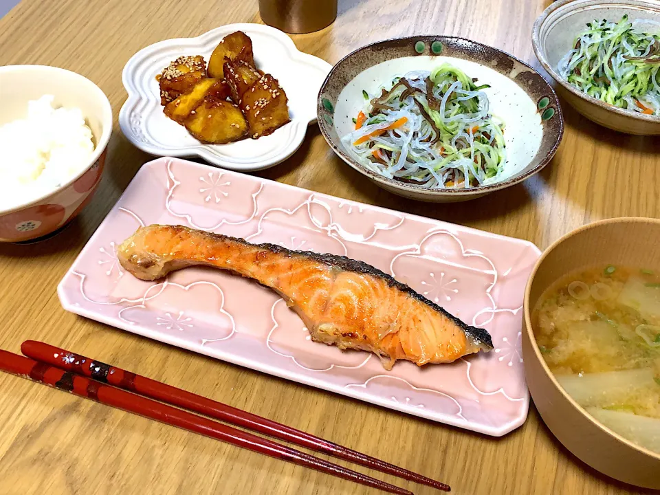 鮭の塩焼き・大学芋・春雨サラダ🥗|さおりさん