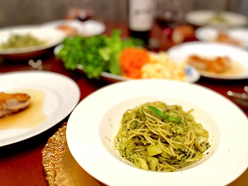 Snapdishの料理写真:お家バジルでジェノベーゼパスタ♪南アフリカワイン🍷で家飲み|72roseさん