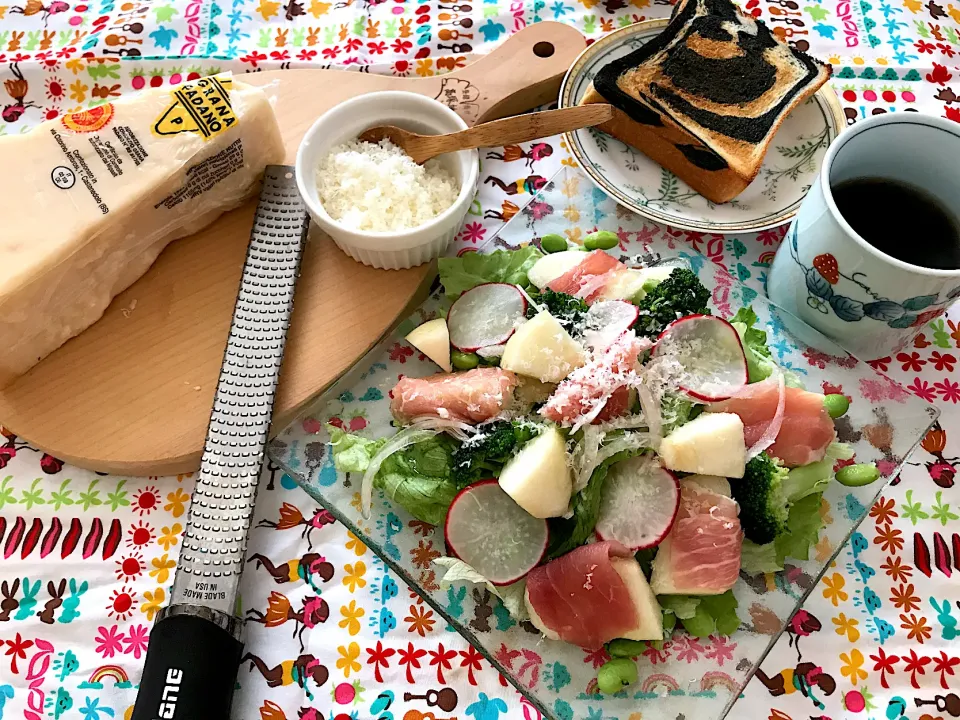 ラ。フランス生ハムチーズふりふりドレッシングサラダ🥗幸せ〰|noeさん