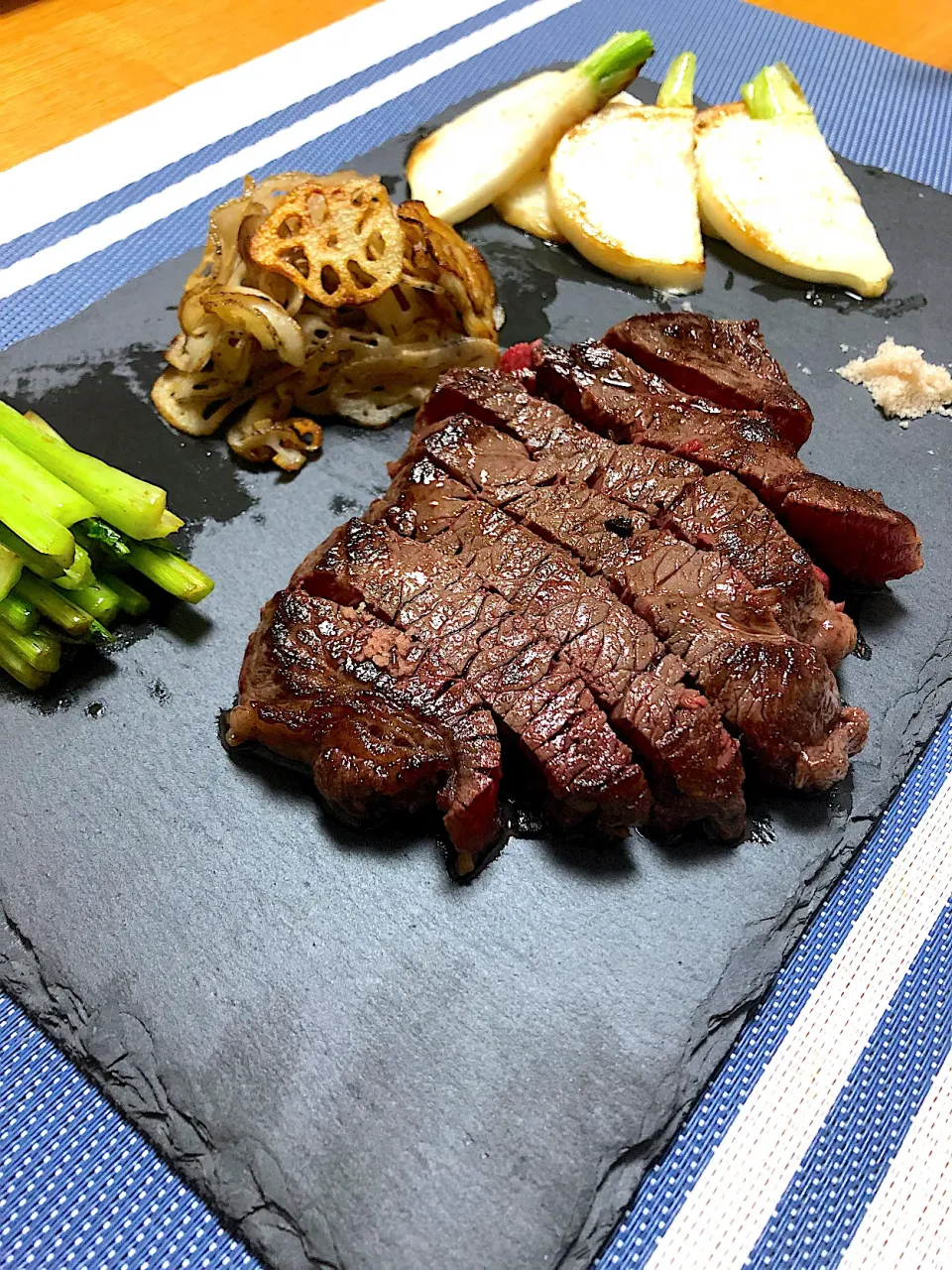 ほれぼれ牛、カブとカブ菜の炒め、レンコンチップス|小次郎さん