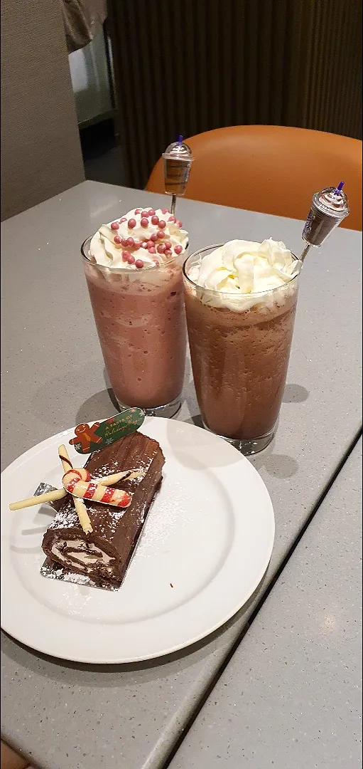 Dark choc & red velvet iced blended & Choc peppermint log cake @ Beanstro 14.11.20|🌷lynnlicious🌷さん