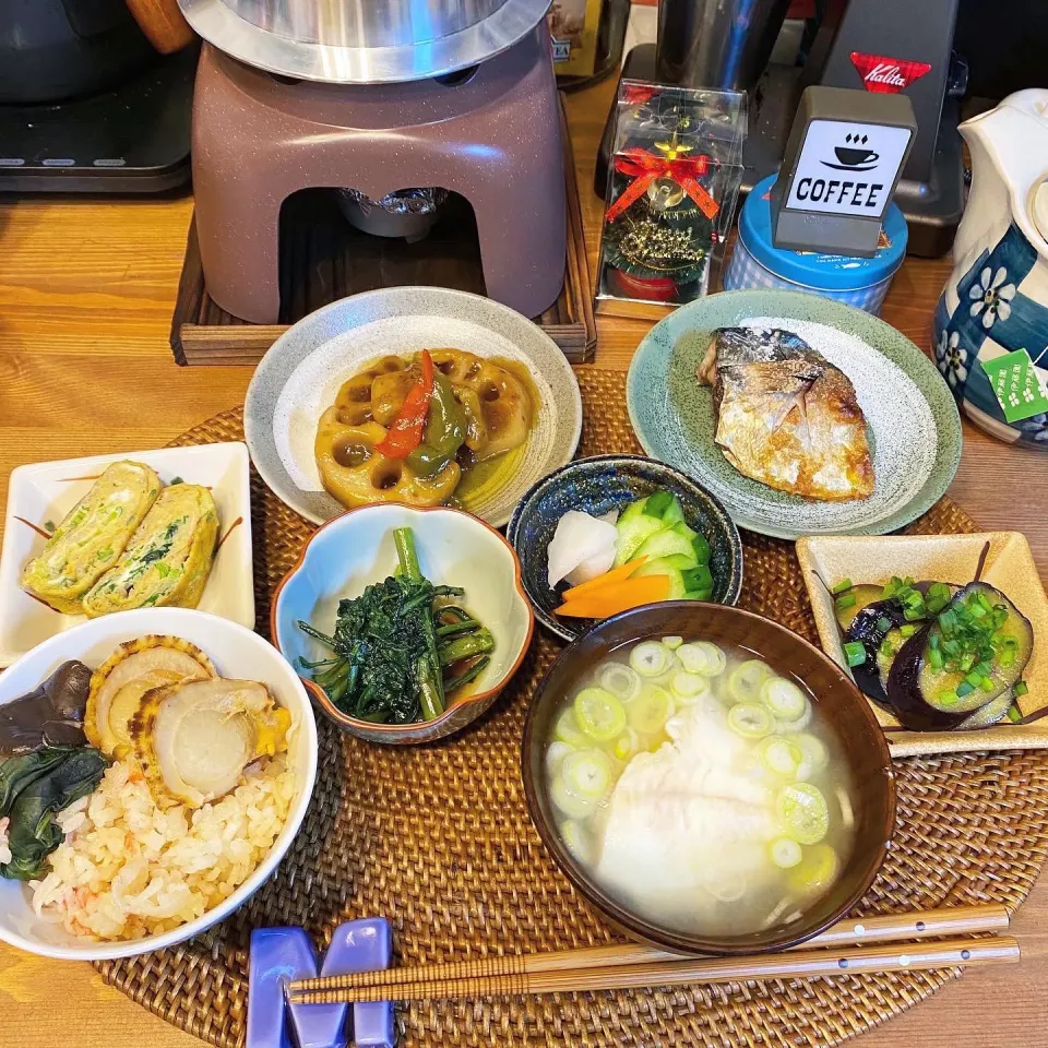 ・海鮮釜飯・カブの葉としらすの出し巻き卵・茄子の薬味和え・ぬか漬け・春菊のお浸し・鶏肉と蓮根の甘酢餡・胡麻鯖の塩焼き・カワハギの味噌汁|まぁちゃんさん