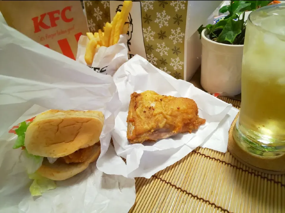 KFC呑み♪🍻
何とかセットとハイボール🍻🍻

チキンフェレサンド好物♪|miyuki🌱さん