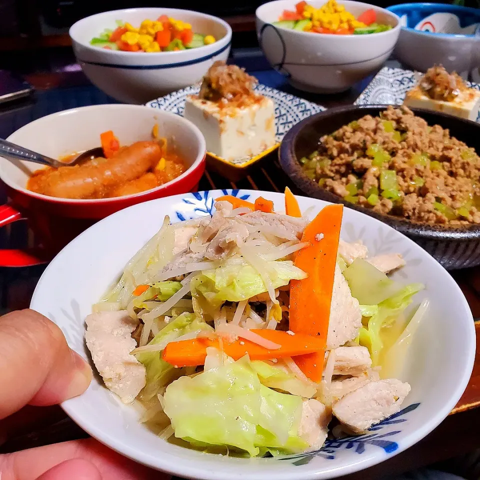 おじさん料理…😙
鶏肉の野菜炒め
大根の葉と挽肉の胡麻油炒め
無水調理スープ
冷奴
サラダ🥗|dai.noriさん