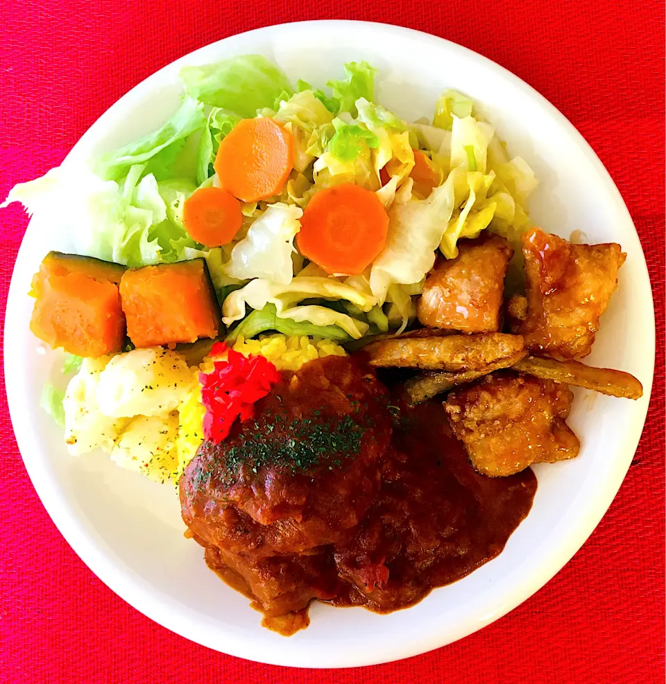 Snapdishの料理写真:朝カレー生活105日目💪😃❤️マイルドカレー🍛飴色玉ねぎ、カットトマト缶🥫鳥もも肉、ココナッツミルク🥥生クリームを10  種の香辛料とグツグツ煮ました😋トッピングはたっぷり野菜、キャベツ人参ソテー🥕南瓜甘煮🎃ポテトマヨソテー😋ザンギ😋❤️お弁当🍱の残り物を盛り付けしました😋❤️|HAMI69さん