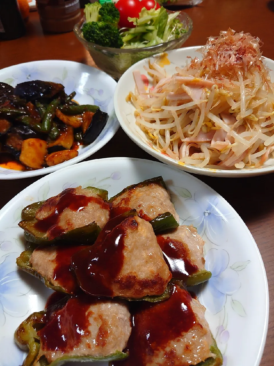 ピーマン肉詰め
もやしサラダ
茄子とにんにくの芽味噌炒め
サラダ|ぱやさん