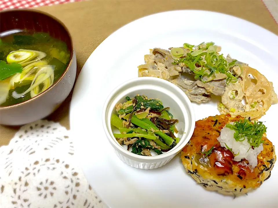 🌱豆腐ハンバーグ
蓮根と舞茸のマヨ胡麻和え
小松菜🥬と塩昆布和え
カブとわかめの味噌汁|eiyadeさん