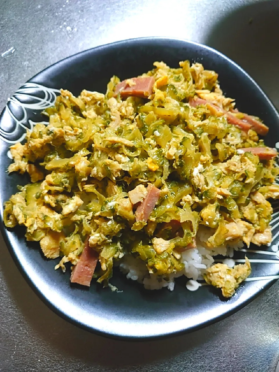 Snapdishの料理写真:ゴーヤーチャンプルー丼|むさわか☘️さん