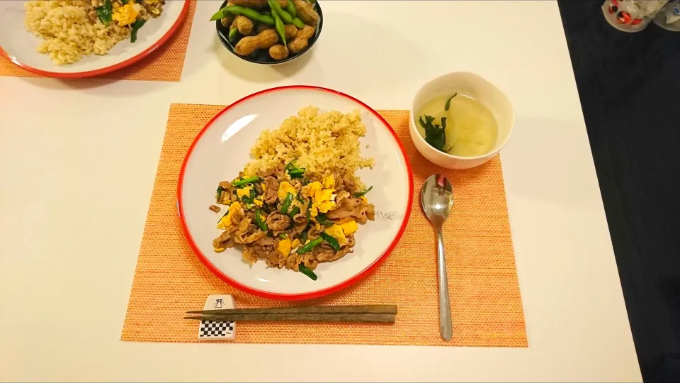 Snapdishの料理写真:今日の夕食 豚ニラ玉丼、大根とわかめのスープ、茹で落花生|pinknari🐰🌈さん