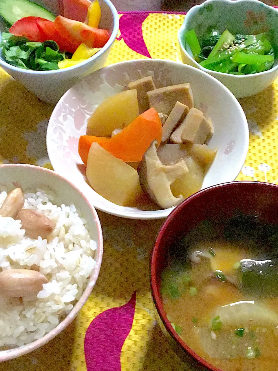 落花生ご飯　根菜の煮物　サラダ🥗　小松菜の胡麻和え　味噌汁|掛谷節子さん