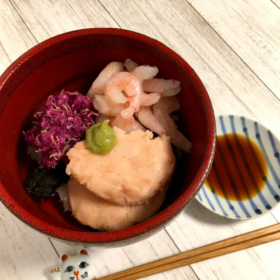 鮭のすき身と甘海老と菊の三色丼|はるさん