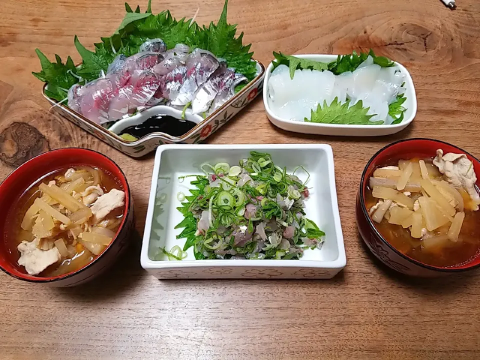 Snapdishの料理写真:夜ご飯自分で釣った鯵のたたきと剣先イカのお造りと豚汁|nontaさん