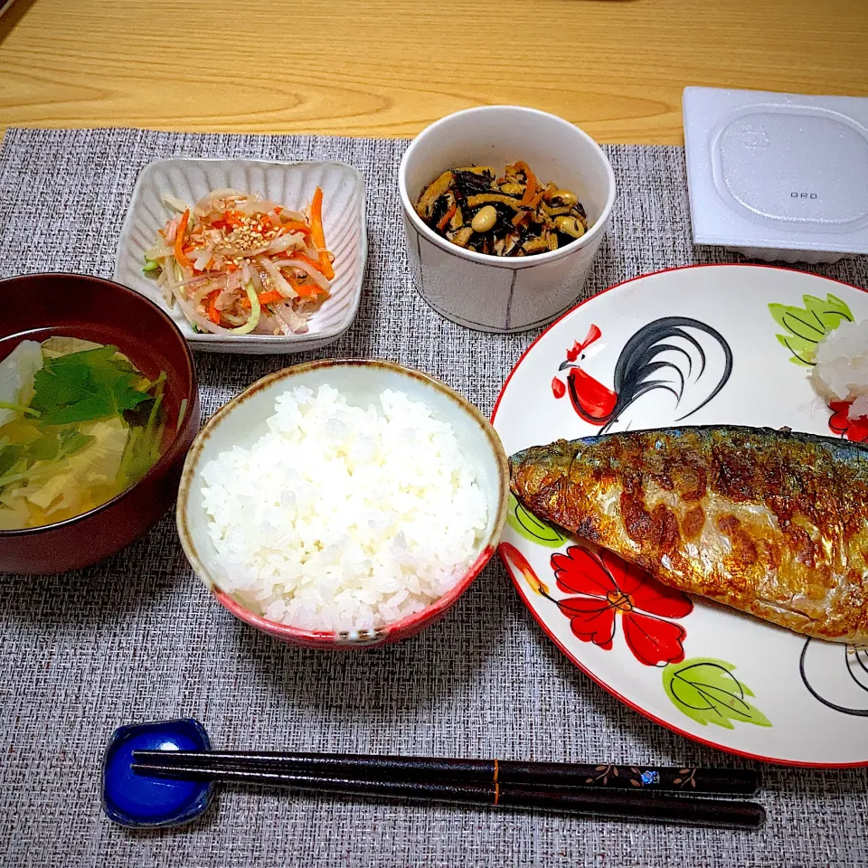 鯖の塩焼き、ひじき煮、大根のツナ和えサラダ、湯葉のお吸い物|ツインうさぎさん