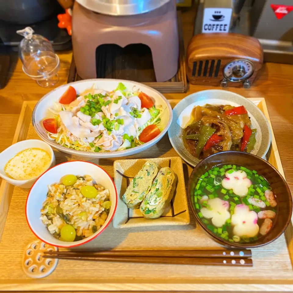 Snapdishの料理写真:・しゃぶしゃぶサラダ・鶏肉と蓮根の甘酢餡・味噌汁・銀杏とカブの葉ツナの秋釜飯・カブの葉としらすの出し巻き卵|まぁちゃんさん